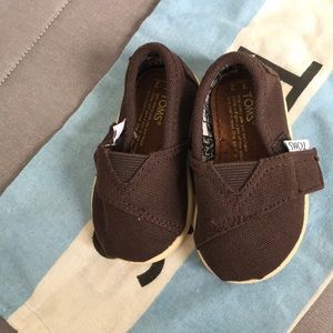 Brown Tiny Toms shoes Infant size 2